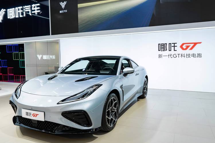 深圳297哪吒汽车在智能汽车领域的表现，领途汽车在新能源汽车市场中的影响力